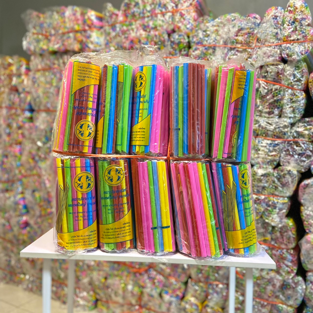 หลอดชาไข่มุก ตราปลาคาร์ฟ ตัวหลอดมีลายริ้ว สีขาว สีสดใส เนื้อเหนียว แข็งแรง ปลายหลอดแหลมสำหรับใช้เจาะแก้วชานมไข่มุก