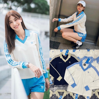 Adi x sporty Top🤍🩵 (390฿) เสื้อแขนยาวรุ่นใหม่ ดีเทลแต่งคอปกและแถบแขนเสื้อตัดสีทูโทน ลายสกรีนนูนเป็นกำมะหยี่ valen