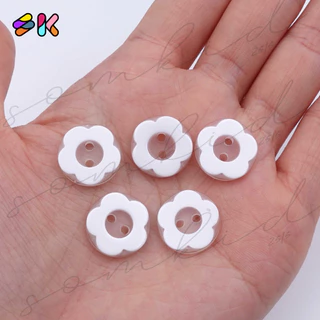 somkid กระดุมดอกไม้พลาสติก2รูมี2สี ขาวและดำขนาด13mm (size20L)และ15mm (size24L)เนื้อพลาสติกอย่างดี สามารถแซ็กเครื่องได้