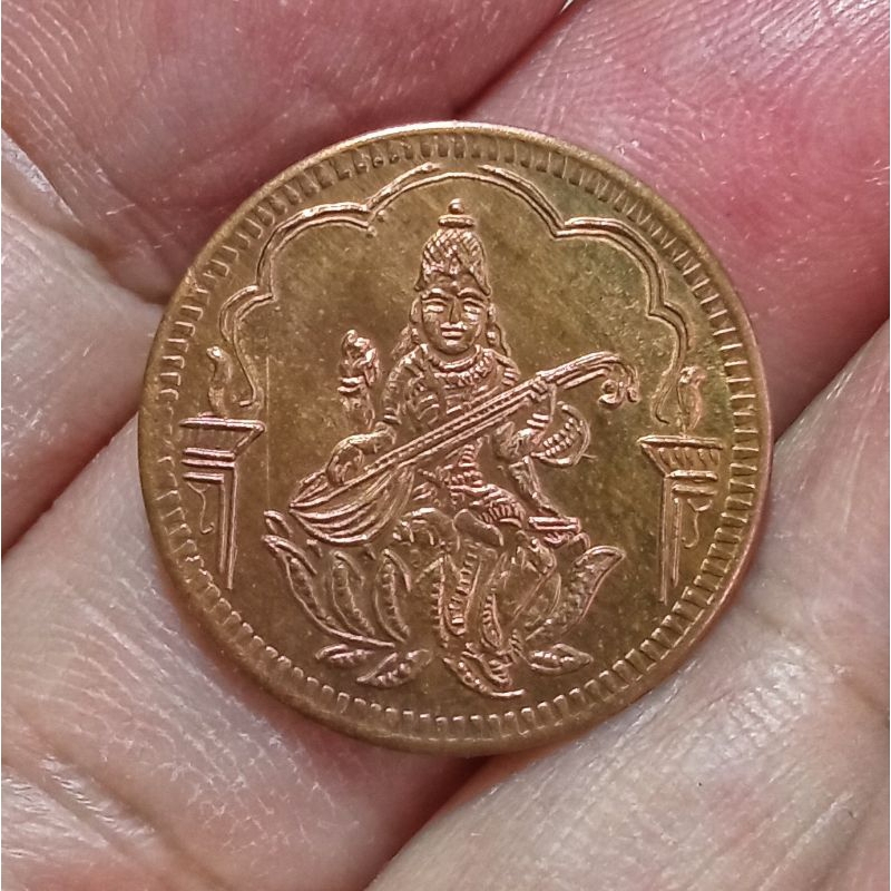 พระแม่สรัสวดี เทวีแห่งสรรพความรู้ วัดแขก หลังยันต์ศรีจักรกาปี 2540 ทองแดงสวย ด้านหลังประทับยันต์ศรีจ