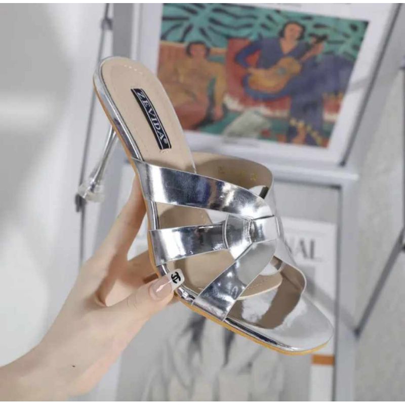 ส่งต่อรองเท้าส้นสูง หนังแก้ว สีเงิน Size 38 จากร้าน Mellow Co.