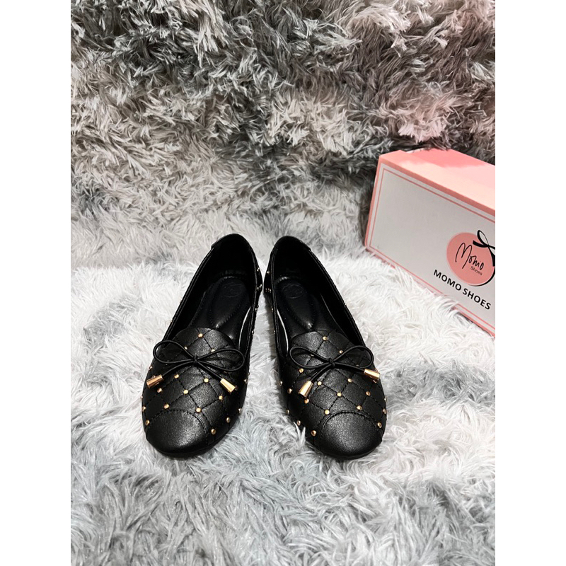 ส่งต่อ momo shoes รองเท้าสีดำ แต่งหมุด size 37 ตรงไซส์ เหมือนใหม่