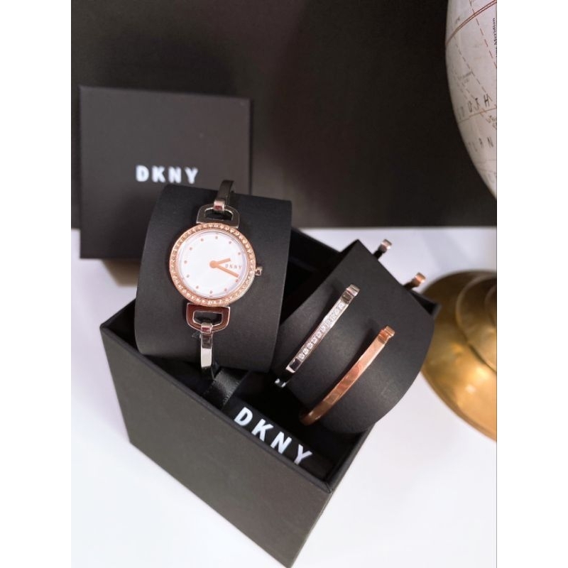 ⌚นาฬิกาข้อมือทรงกำไล ได้กำไลด้วยอีก 2วง
💞⌚New DKNY City Link Two-Hand Stainless Steel Watch Set
