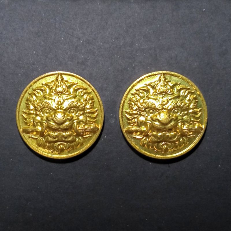 ชุด2องค์ เหรียญเสือคาบดาบ (เหรียญกันชง) หลังยันต์มงคลจักวาล หลวงพ่อหวล วัดชาวเหนือ จ.ราชบุรี เนื้อทองทิพย์