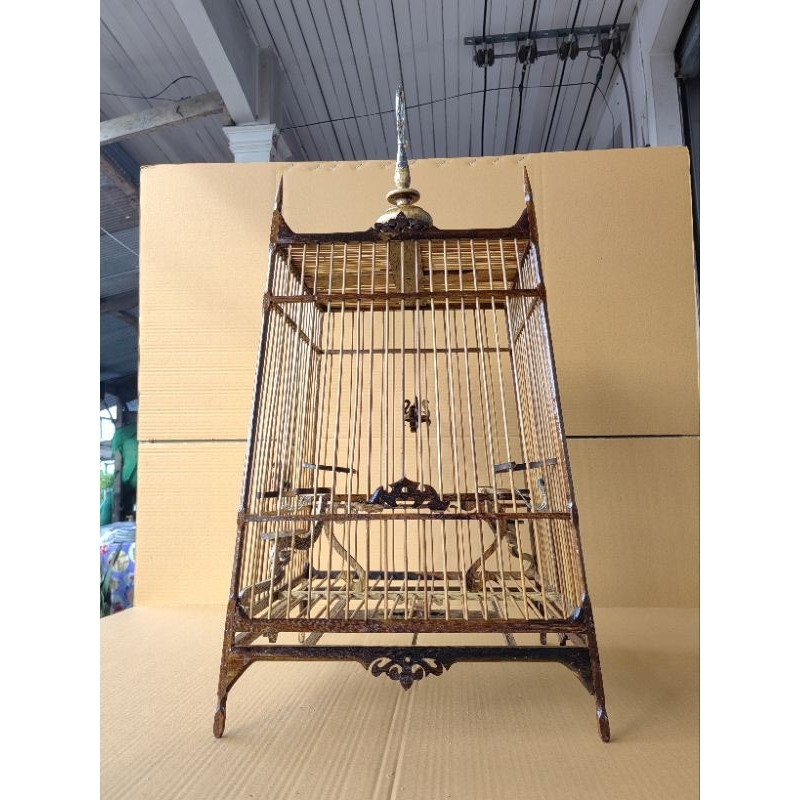 กรงสปอร์ติ17บอดี้15ไม้ขี้เหล็กหลังคาบวก ซีไม้ไผ่ โปร่งงานสวยค่ะ ใส่นกใหม่ได้ 2เอว ฉลุล่าง ได้พร้อมหัว 
