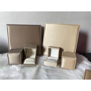 พร้อมส่ง**กล่องแหวนเกรดพรีเมี่ยมสีทองใส่แหวนหมั้นงานแต่งเป็นของขวัญถ่ายจากงานจริง***รับสกรีนงานขั้นต่ำ200ชิ้น