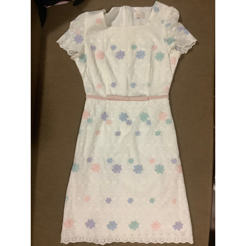 เดรสขาวลูกไม้ลายดอก XS Omeshop