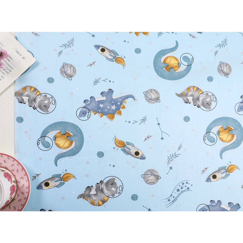 ผ้าคอตตอน 100% ทอทวิล ตัดขายเป็นเมตรและตัดแบ่งเป็นชิ้นเล็ก หน้ากว้าง 1.60 เมตร  พิมพ์ลายไดโนเสาว์อวกาศ