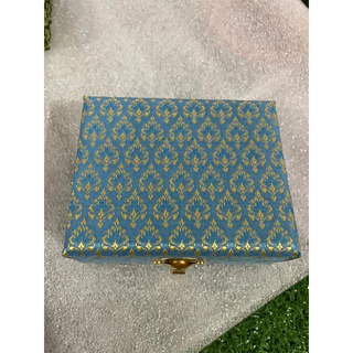 กล่องใส่พระกันกลิ้ง กล่องใส่กำไล กล่องใส่เครื่องประดับขนาด8*10*4cm