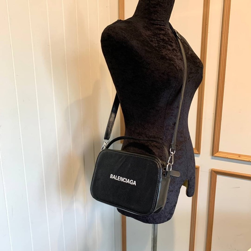 กระเป๋าสะพายข้าง Balenciaga งานคัดตู้ญี่ปุ่น มือสอง unisex ขนาด 8x6” สภาพดี พร้อมกล่อง ถุงผ้า ใบเสร็จ พร้อมใช้งานทันที