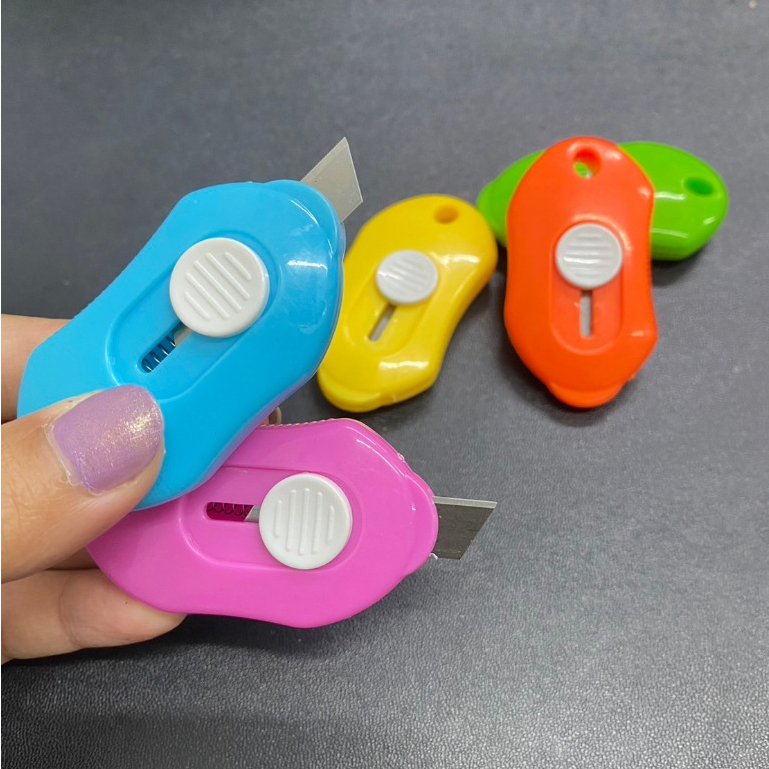 🌈คัตเตอร์จิ๋ว (คละแบบ/คละสี) มีดตัดกระดาษ DIY เครื่องเขียนและอุปกรณ์สำนักงาน  /1633🌈