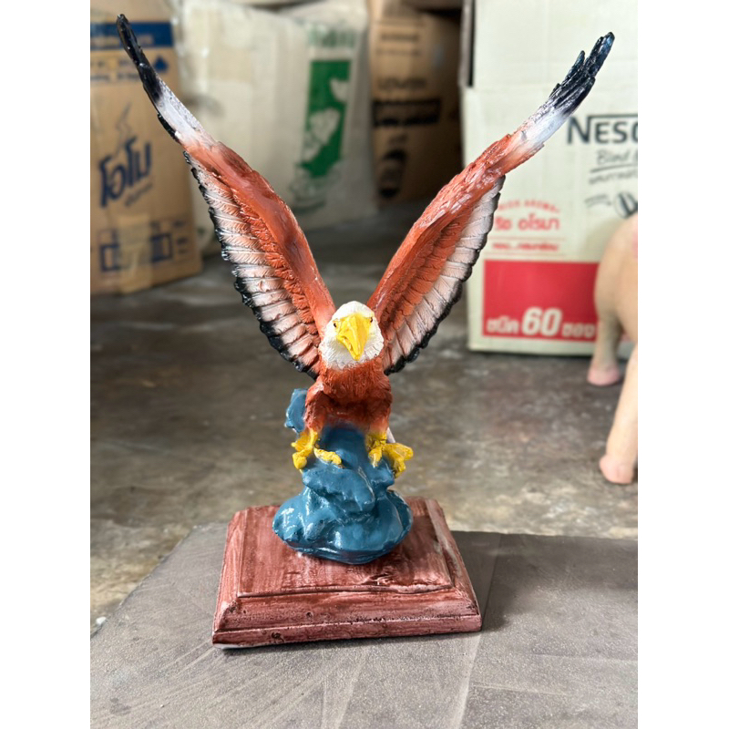 นกอินทรีย์ ทำมาจากเรซิน สูง24cm ใช้ตั้งโชว์ ของแต่งสวน แต่งบ้าน น้ำหนักเบา ฐานกว้าง11cm ยาว11cm