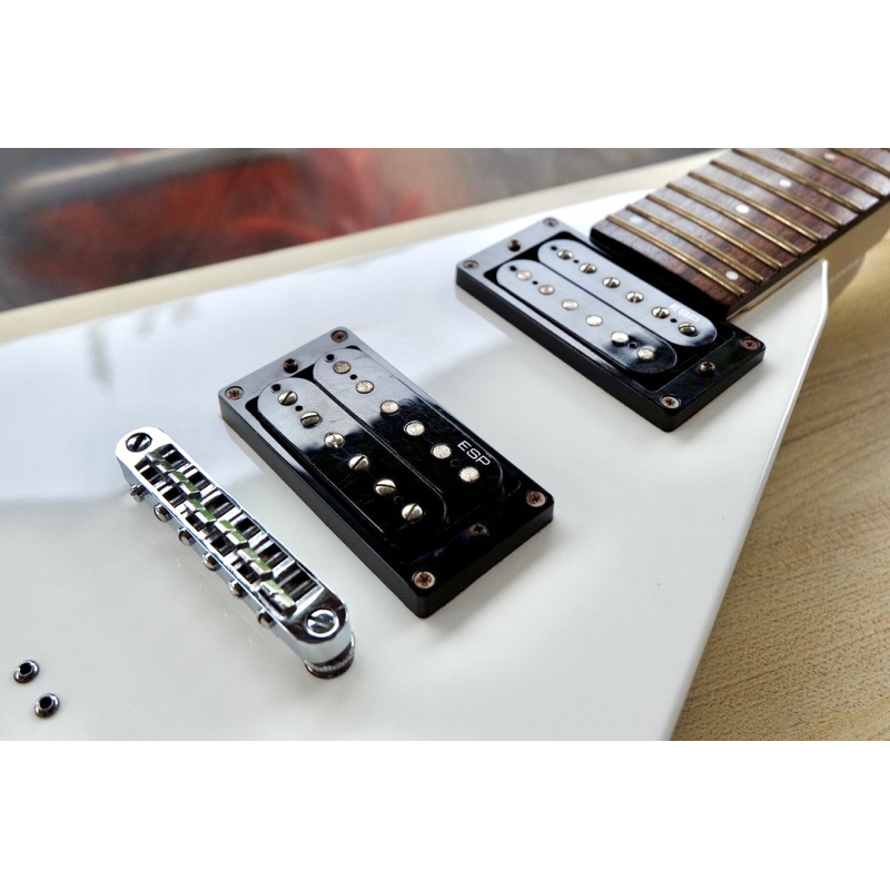 กีต้าร์ไฟฟ้า Guitar  LTD V-50 สีขาว 🎸🎼