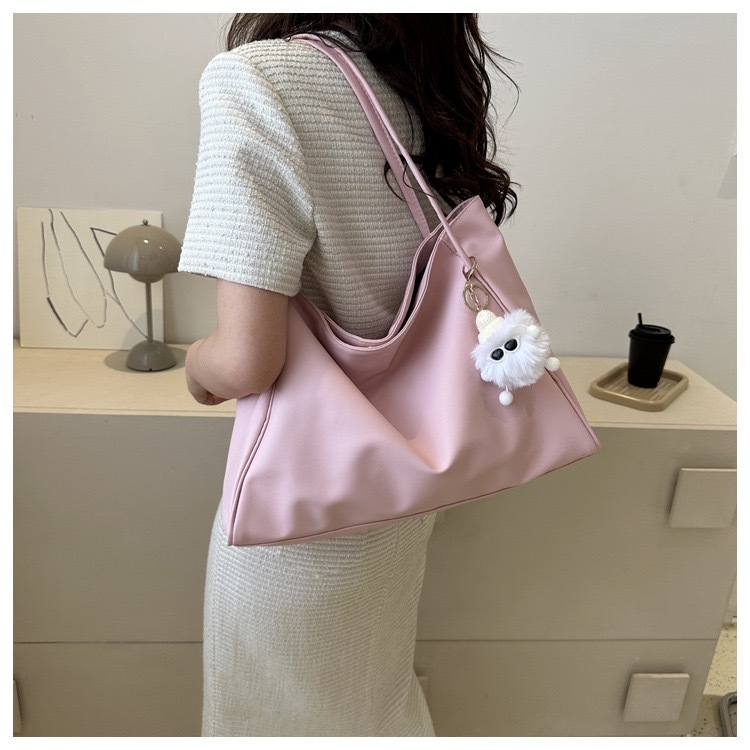 กระเป๋าใบใหญ่แฟชั่นใส่ของได้เยอะหนัง pu มีซิปด้วยนะคะมีพวงกุญแจแถมด้วยน่ารักค่ะ