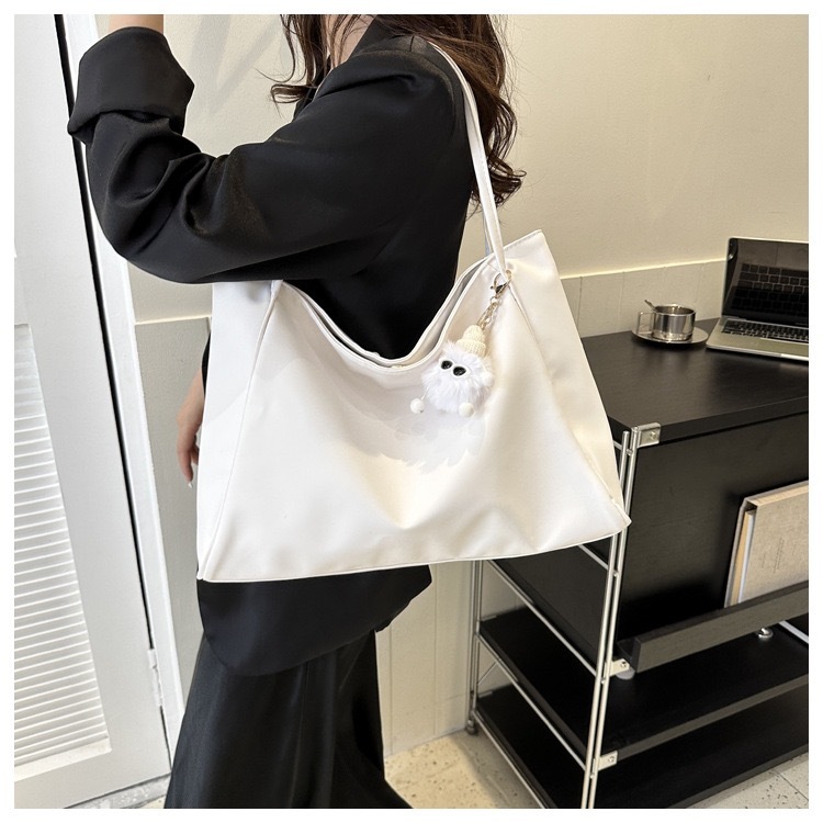 กระเป๋าใบใหญ่แฟชั่นใส่ของได้เยอะหนัง pu มีซิปด้วยนะคะมีพวงกุญแจแถมด้วยน่ารักค่ะ