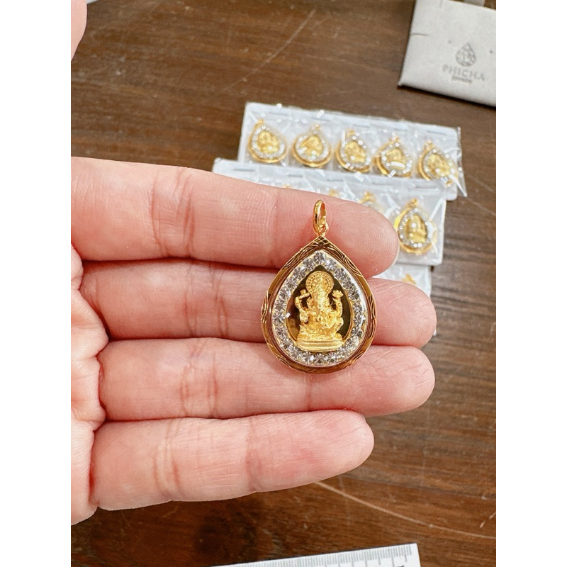 จี้พระพิฆเนศหลังฉากทอง ล้อมพลอย เลี่ยมกรอบ90% กรอบตัดลายกันน้ำ