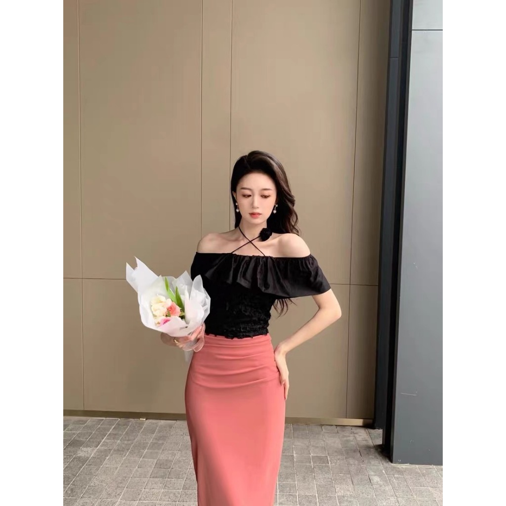 Cicishop(XS937)เสื้อครอปเปิดไหล่ ดีเทลสายคล้องคอประดับดอกไม้ แต่งฉลุ ระบายรอบอก สไตล์สาวหวาน - รูปที่ 5