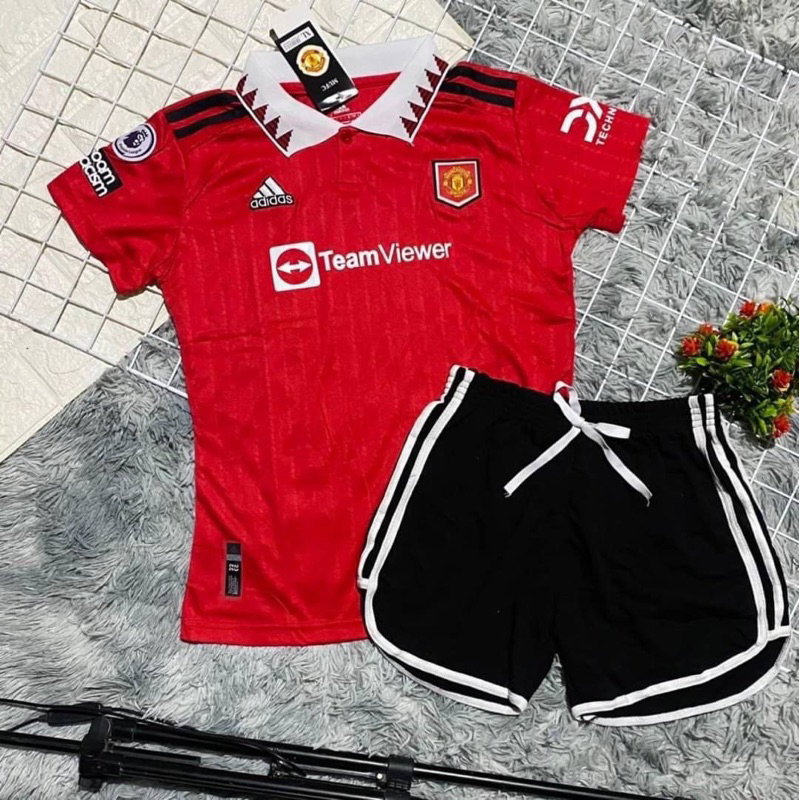 ชุดบอลชุดกีฬาผู้หญิงเสื้อพร้อมกางเกงสวยทรงเข้ารูปกางเกงเอวยางยืดผ้านิ่มเย็นใส่สบาย ราคาถูกสุดคุ้ม
