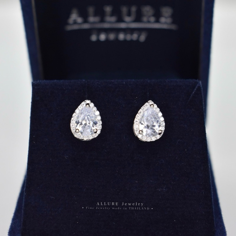 ต่างหูเงินแท้ 925 ชุบเคลือบทองคำขาว ประดับเพชร CZ Swissdiamond [ 𝐄𝐯𝐚𝐥𝐲𝐧 - 𝐀𝐥𝐥𝐮𝐫𝐞 𝐉𝐞𝐰𝐞𝐥𝐫𝐲 ]