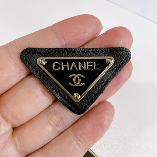 ป้ายหนัง ป้ายPRADAเหล็ก ตกแต่งเสื้อผ้า ป้ายแบรนด์ 5cmx3cm
