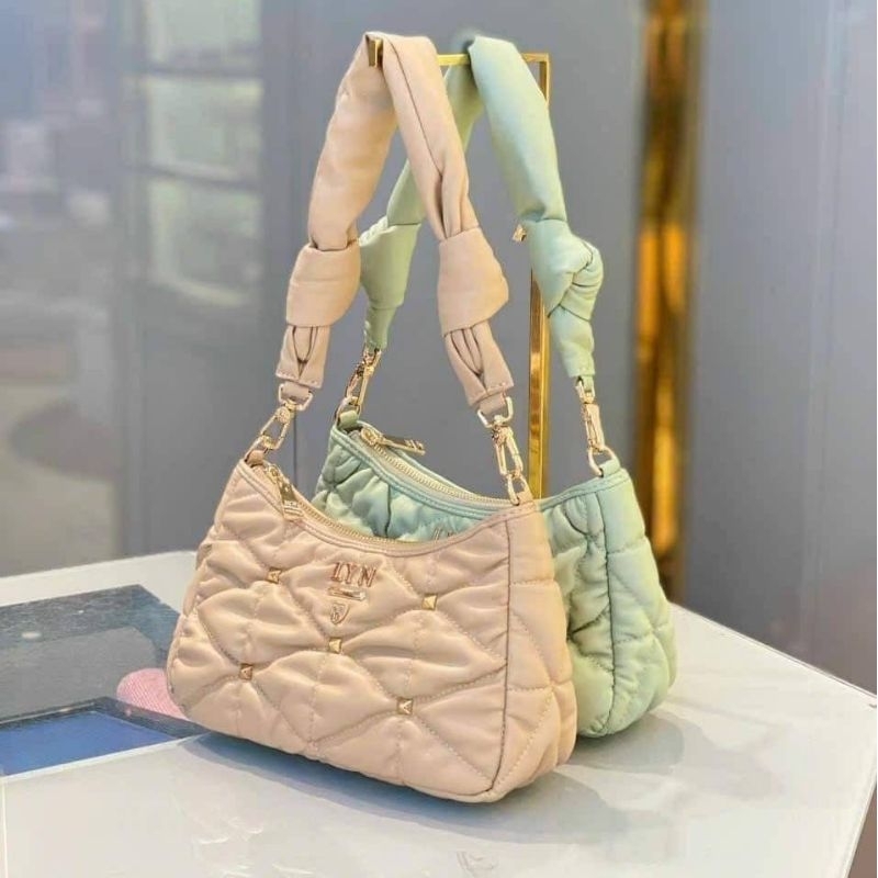 🌈พร้อมส่ง 𝐋𝐘𝐍 Tricia Puffy S​houlder​ Bag กระเป๋าทรงพอช-สะพายข้าง​ สาย​ 2 เส้น​