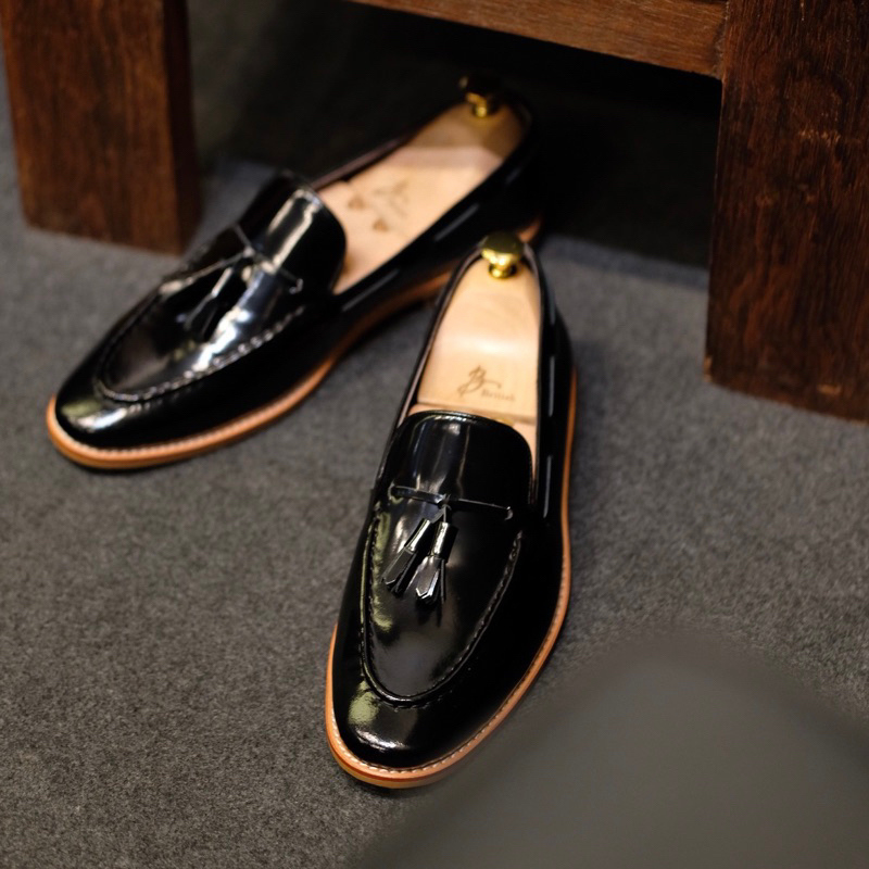 British รองเท้าหนังโลฟเฟอร์ รุ่น Tassel Loafers (Black)