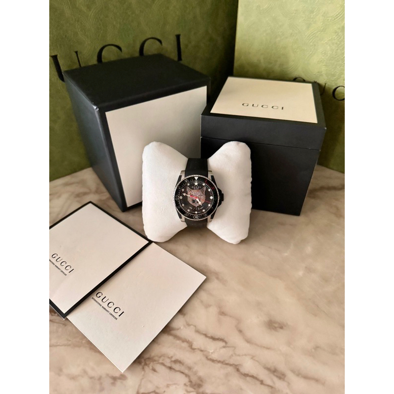 💥NEW ของใหม่มือ 1 นาฬิกา GUCCI DIVE WATCH, 41 มม. BLACK CAT MOTIF DIAL ⬛️