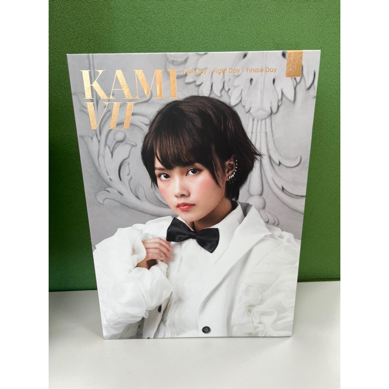 Kami 7 Music bnk48 KAMI7 Music BNK48 กล่องนอก+รูป+ที่คั่นหนังสือ แกะซีลแล้ว***รูปมีขอบเหลืองครับ***ข