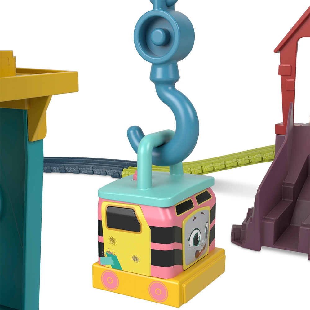 Thomas & Friends Motorized Fix em Up Friends โทมัส แทร็คมาสเตอร์รางรถไฟชุดคาร์ลี่และแซนดี้พร้อมหัวรถไฟโทมัสใช้ถ่าน HDY58 — صورة 8