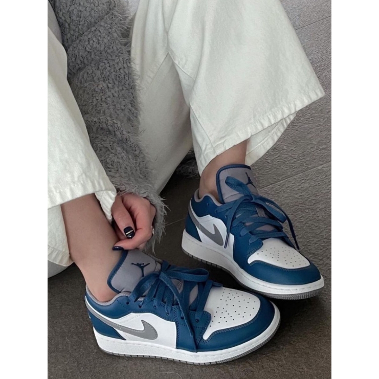 Nike Air Jordan 1 Low True Blue รองเท้าผ้าใบ  สีขาว - ฟ้า ของแท้ 100 %