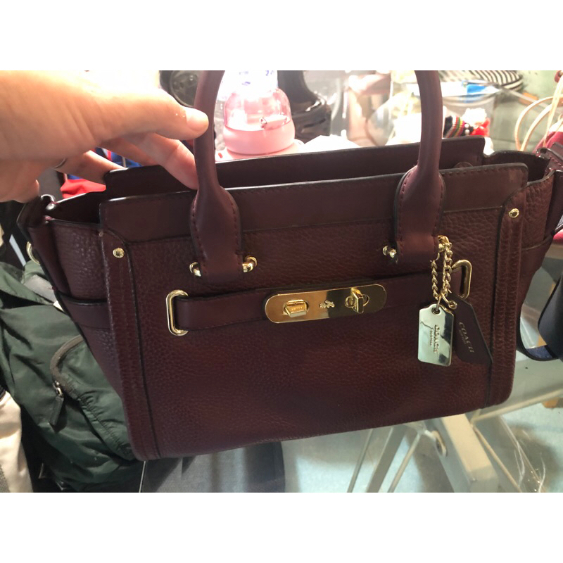 กระเป๋า Coach shop Swagger 27  สีแดง burgundy. แท้มือสอง
