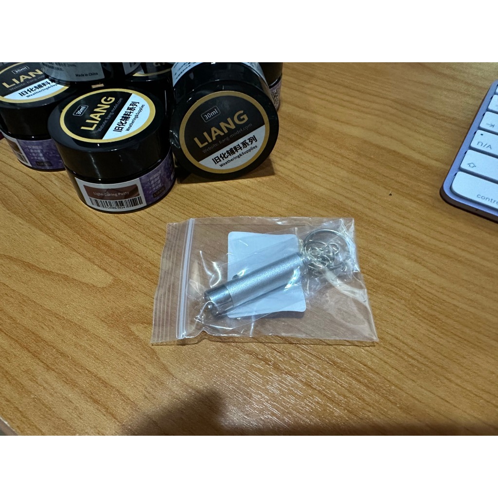 Putty UV LIANG พุตตี้uvครับ แถมไฟฉายUVให้ด้วยครับ