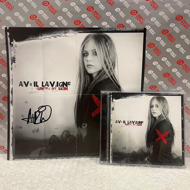 🛒 (พร้อมส่ง) **ลายเซ็นสด ของแท้** CD ซีดีเพลง: Avril Lavigne — Under My Skin + โปสเตอร์พับ [Signed P