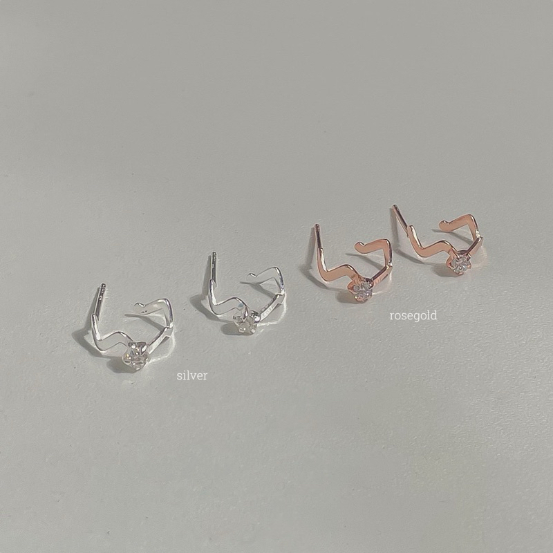 SissyJewelry // ต่างหูเงินแท้ รุ่น Gem wavy hoop stud