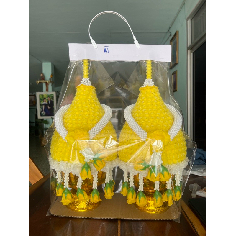 พานพุ่มสักการะดอกรักสีเหลือง