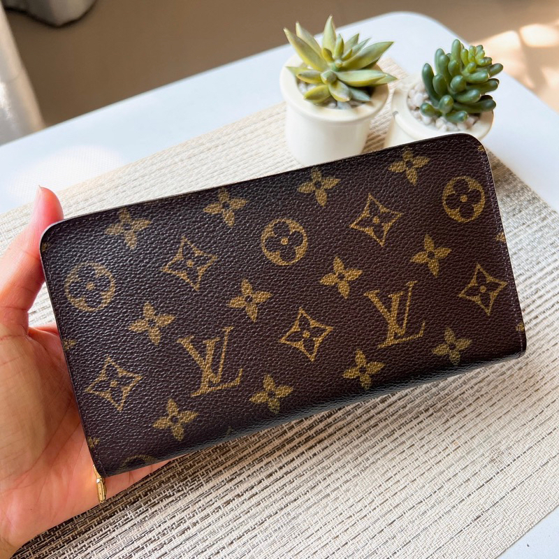 Lv Zippy wallet มือสองของแท้💯ค่ะ (รบกวนทั่กแชทก่อนสั่งค่ะ)