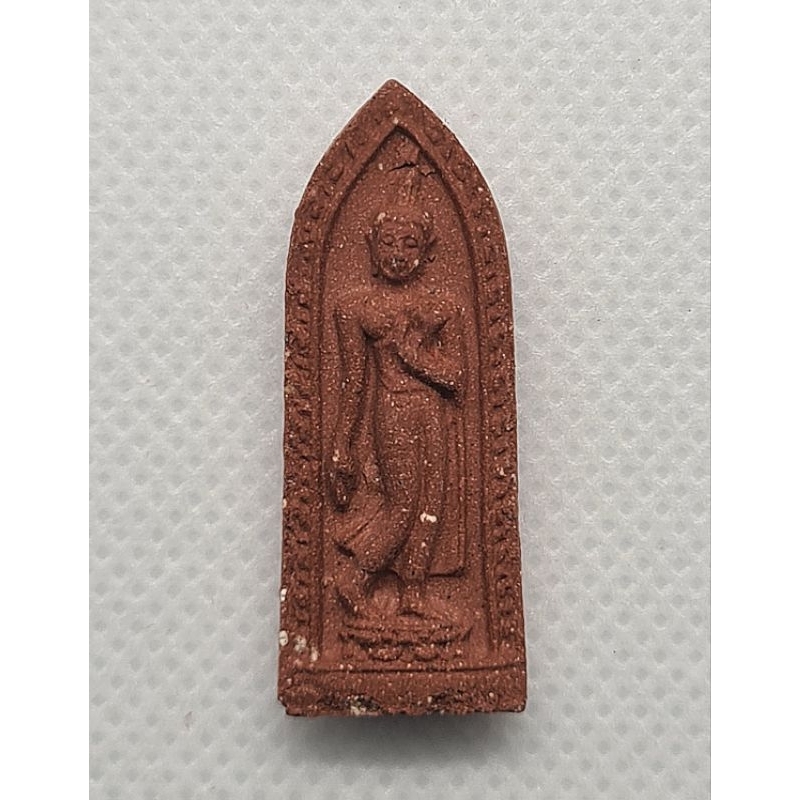 พระผงหลวงพ่อคูณ พิมพ์พระปางลีลา หลังหลวงพ่อคูณ เปิดกรุ รุ่นคูณเศรษฐี เสาร์ 5 ปี 2539 วัดบ้านไร่ จ.นค