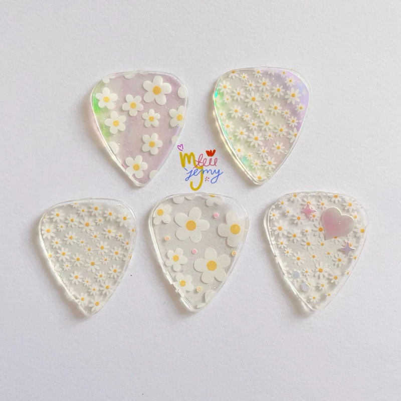 ปิ๊กกีตาร์ guitar pick (เพิ่มอักษร เจาะรู ทำจี้) ✨ daisy set ; พร้อมส่ง 🌼🤍