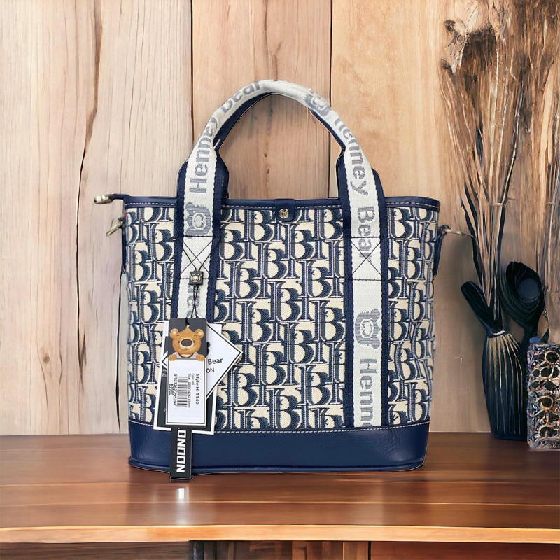 Henneybear - H1140 ลายHB กระเป๋าสะพายข้าง กระเป๋าถือแฟชั่น กระเป๋าอเนกประสงค์ ขนาดพอดีตัว พร้อมส่ง COD