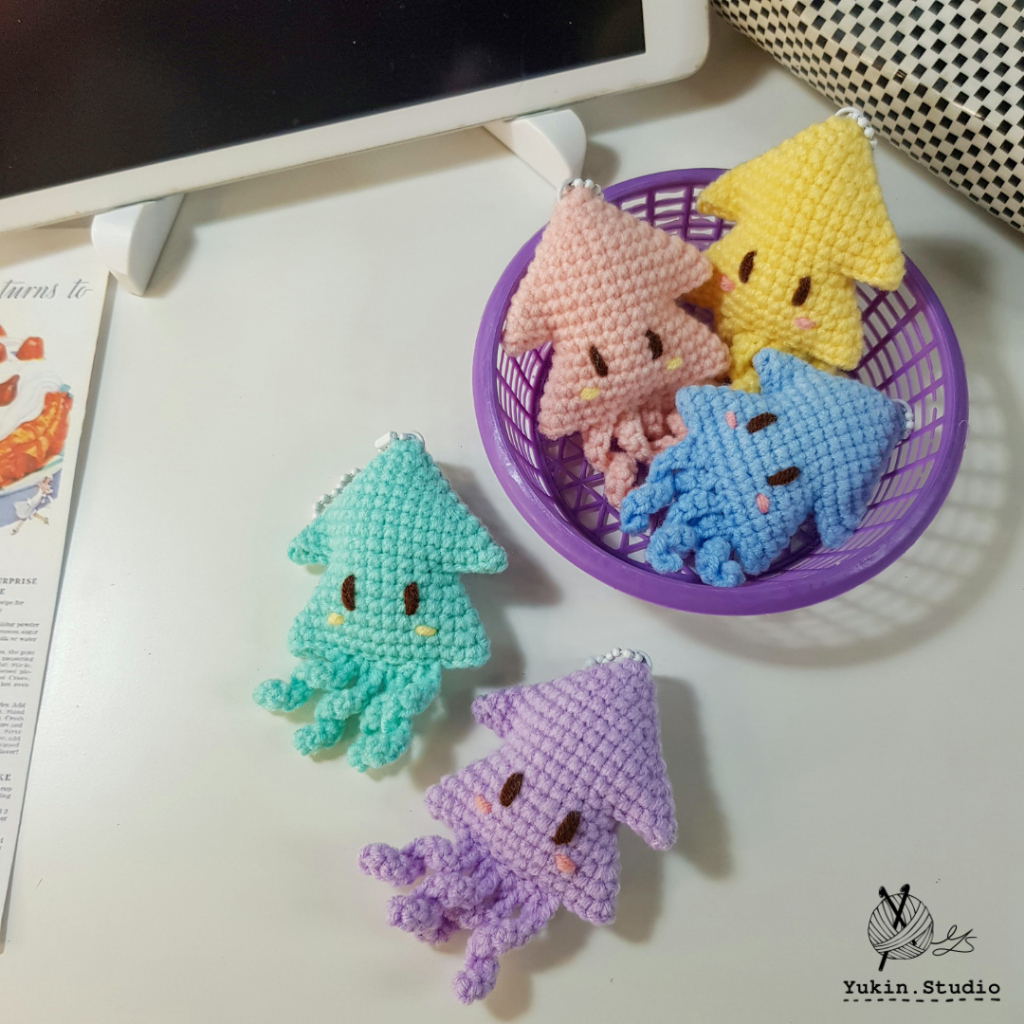 Little Squid Crochet Keychain (พวงกุญแจถัก น้องหมึกพาสเทล)
