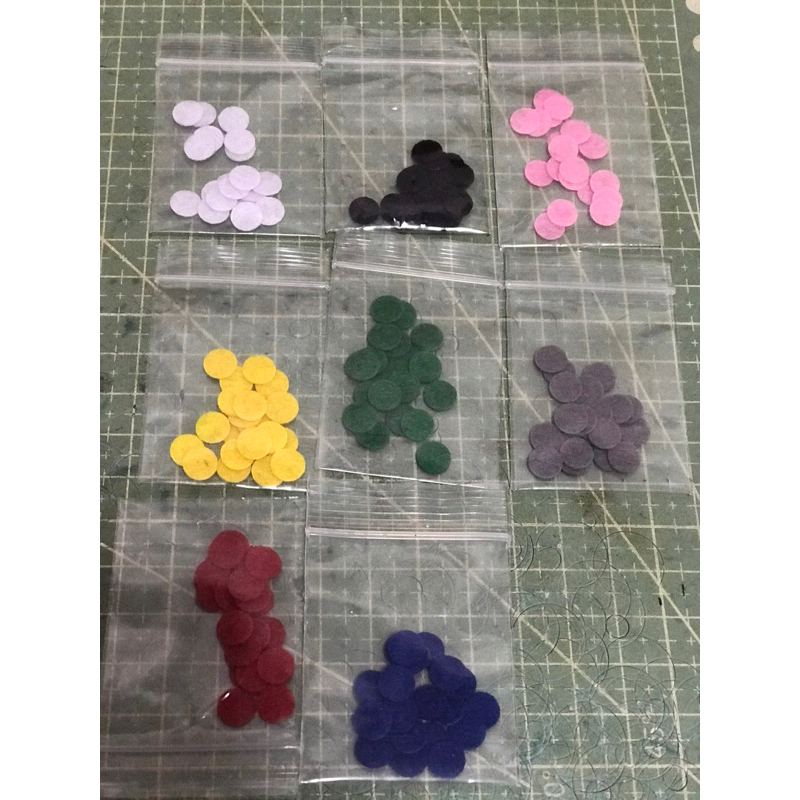 KHMรหัส 675 ผ้าสักหลาดตัดวงกลม(ตาตุ๊กตา)ขนาด 3 มิล 20 ชิ้นราคา 7 บาท(สั่งได้พ่อค้าตัดเอง)