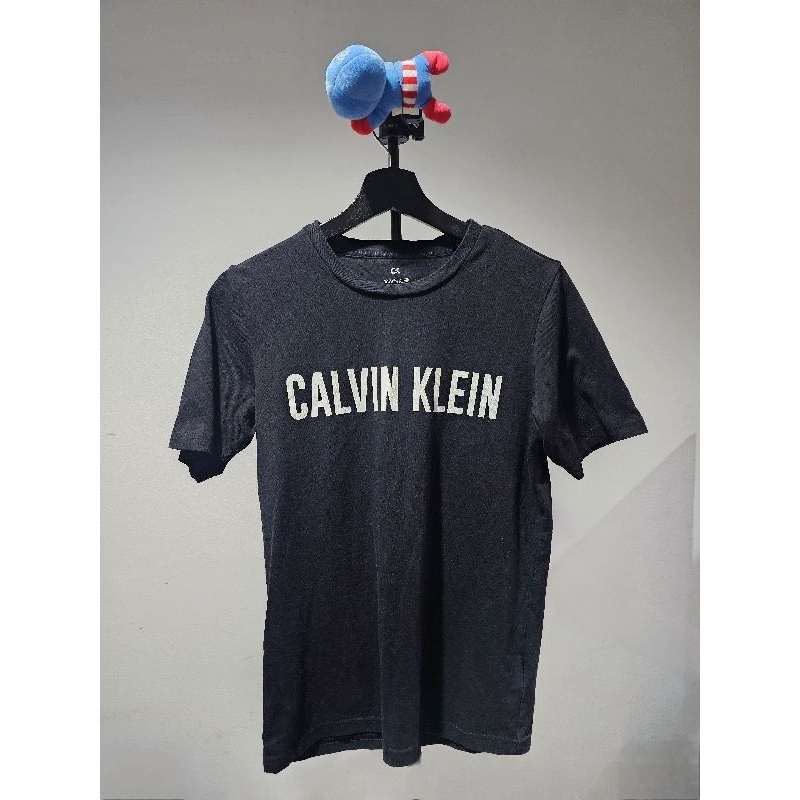 เสื้อยืดผู้ชายมือสอง CALVIN KLEIN - CK จากช้อปไทย ไซต์ S เรียบ โก้ ดูดี ใส่ไปเดทสาวติดตรึม
