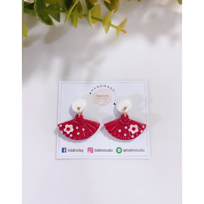 ต่างหูพัดตรุษจีนทรงคว่ำ แป้นสีขาว  Size 3*3 Cm. แบบห้อย งานแฮนด์เมด น้ำหนักเบา โดนน้ำได้ สำหรับคนแพ้ง่ายใส่ได้