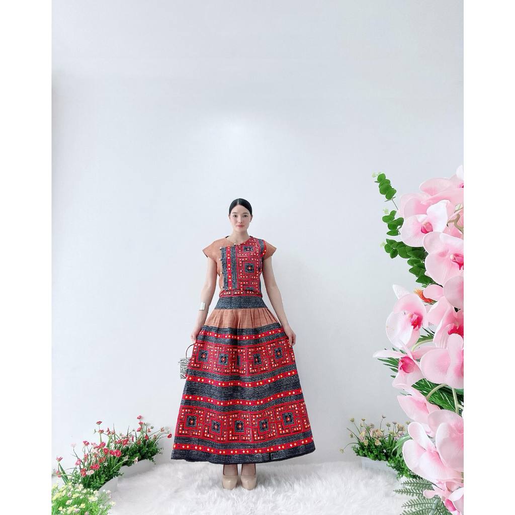 ชุดเซ็ทสองชิ้น เรียบ หรู สวยงามเสื้องานปักม้งธิเบต มาพร้อมกับกระโปรงม้งธิเบต ทรงสวยโดนเด่นมีเอกลักษณ์ เอวสม็อคหลัง