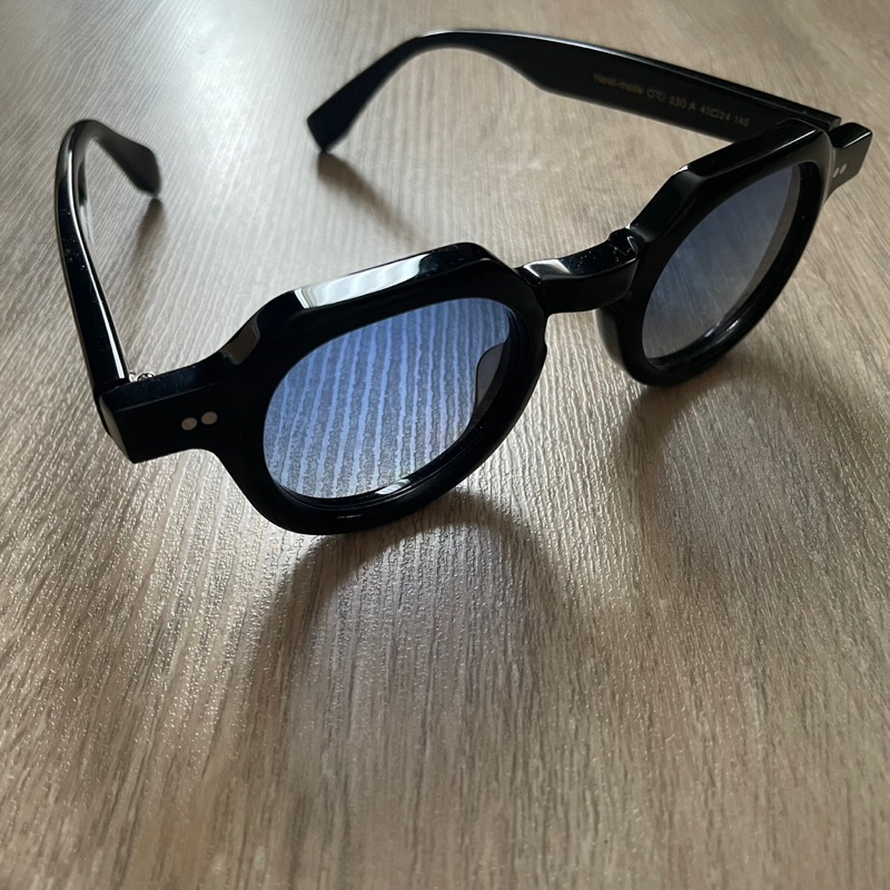 James Tart🫧 แว่นกันแดดสไตล์วินเทจ กรอบดำ เลนส์ฟ้า