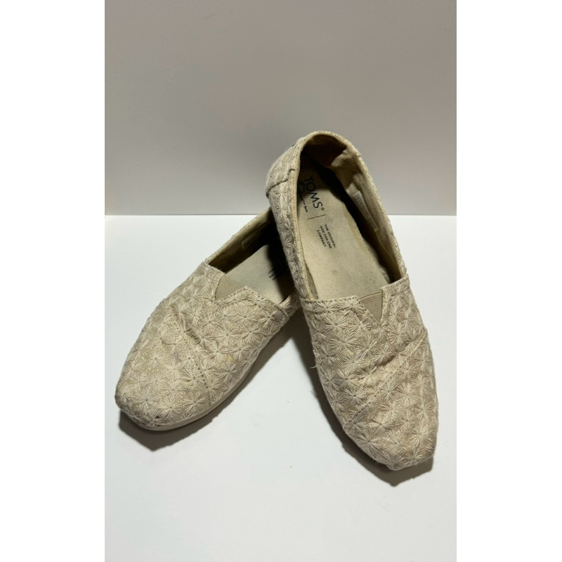 TOMS รองเท้าลำลอง รองเท้าหุ้มส้นผู้หญิง สลิปออน รุ่น Alpargata Natural Daisy Glitter ของแท้ มือสอง