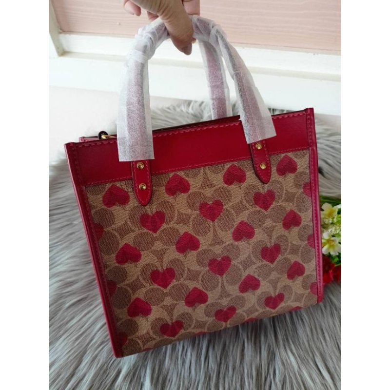 Coach แท้ 💯  Field Tote 22 With Heart Print