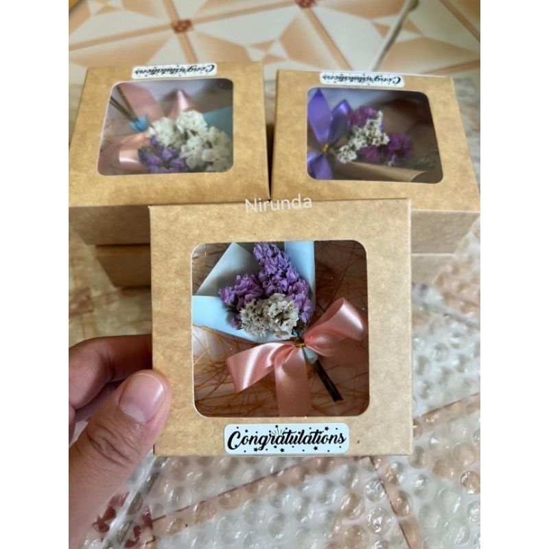กล่องดอกไม้​ ดอกไม้จิ๋ว​ ช่อดอกสแตติส​ ปัจฉิม​ ของชำร่วย​ ของที่ระลึก​