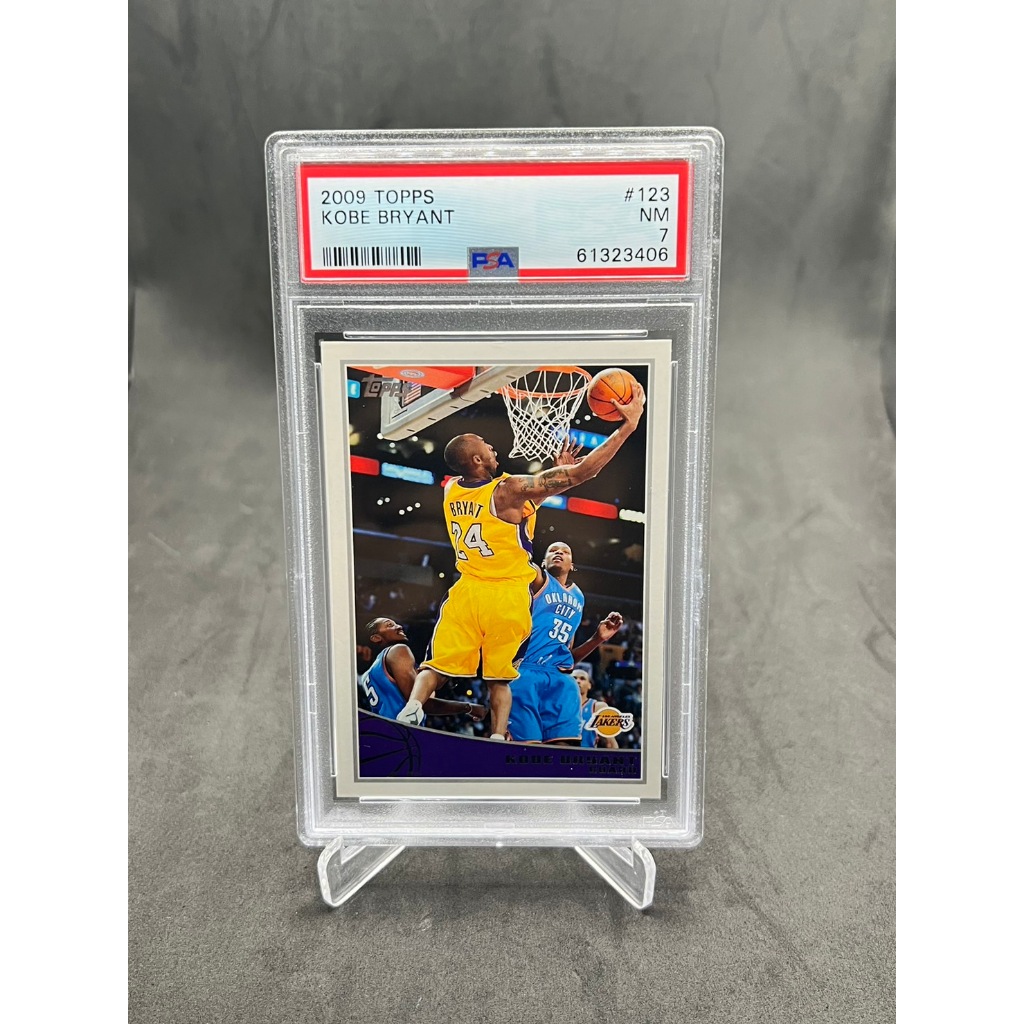 การ์ดบาสเกตบอล 2009 Topps /Kobe Bryant #123 (NM PSA 7 or 8) Basketball Card + FREE GIFT