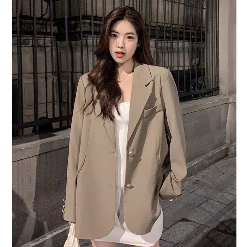 SUIT-08 เสื้อเบเซอร์ สูทแฟชั่น สีพื้น มีกระเป๋าหน้า แต่งกระดุม สำหรับผู้หญิง ผ้านิ่ม